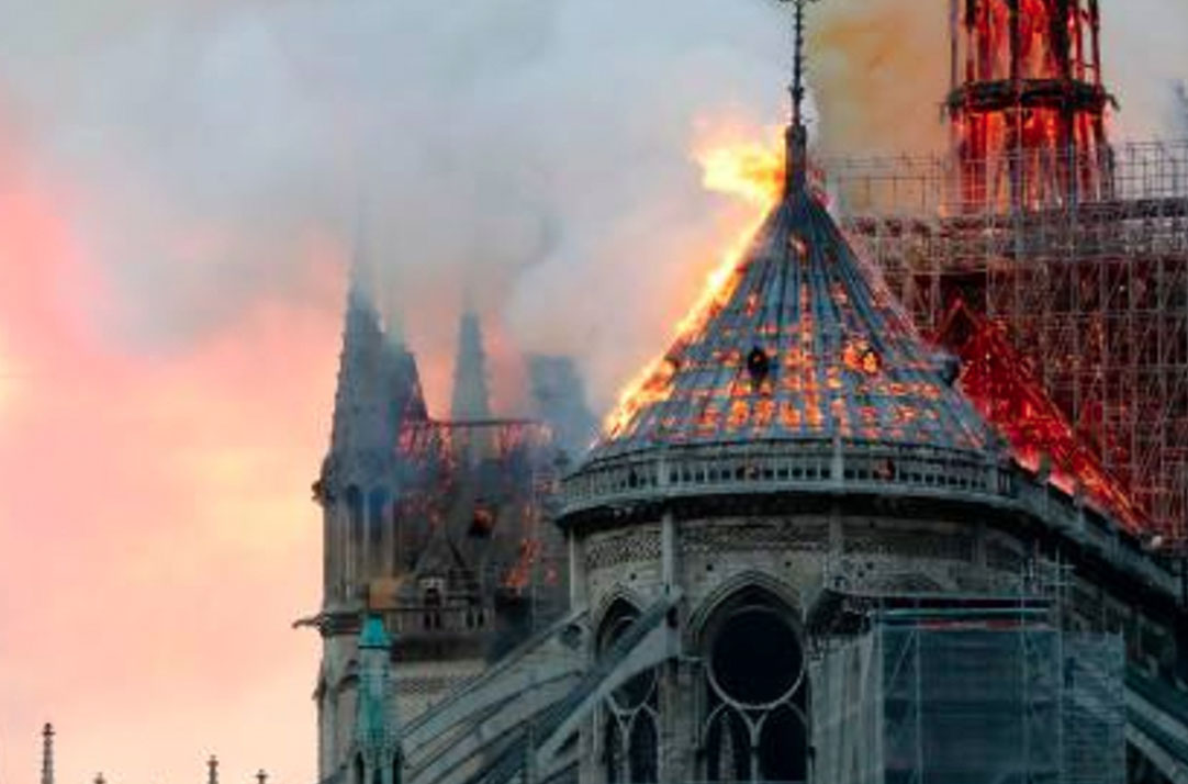 Imagen de Notre Dame con la torre envuelta en fuego 