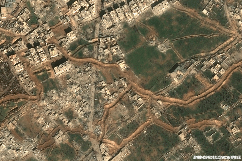 Trincheiras e destruição em área residencial entre Jobar e Douma 