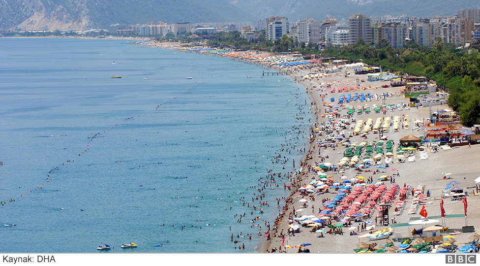 Antalya Konyaaltı plajında koronavirüs farkı