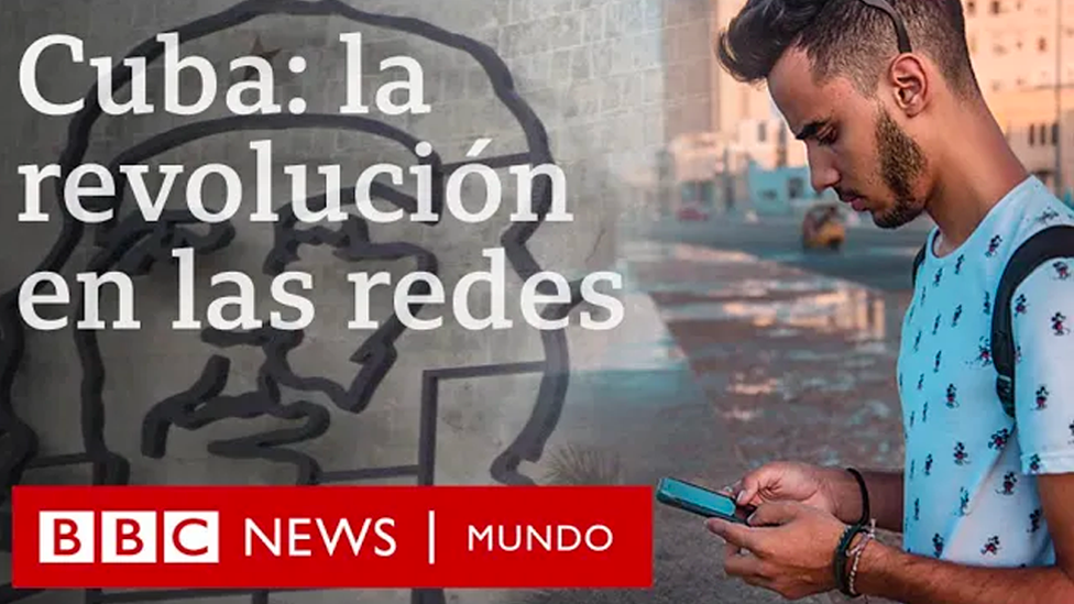 Imagen de un cubano con celular en la mano en La Habana