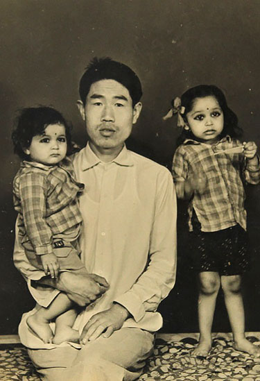 वांग अपनी दोनों बेटियों के साथ